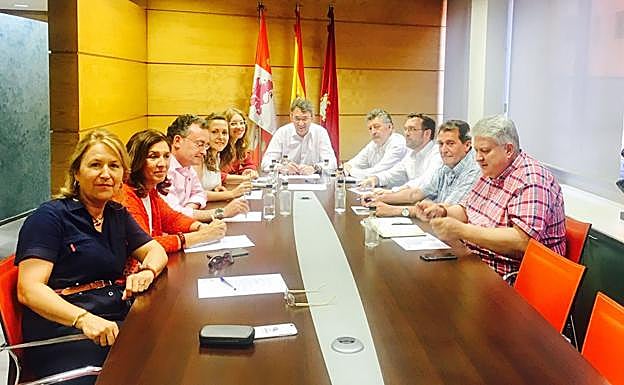 Imagen de la primera reunión del nuevo comité
