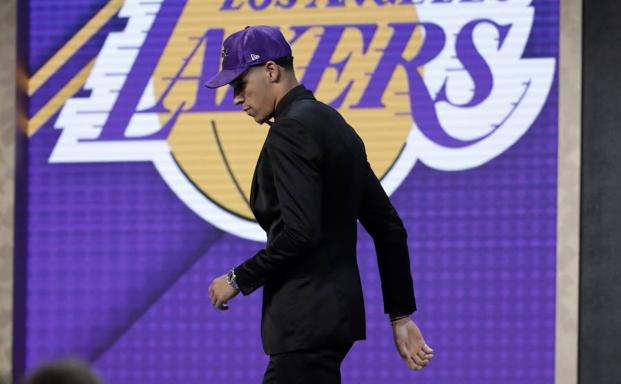 Imagen principal - Arriba, Lonzo Ball. Abajo, a la izquierda, Jayson Tatum. A la derecha, Josh Jackson. 