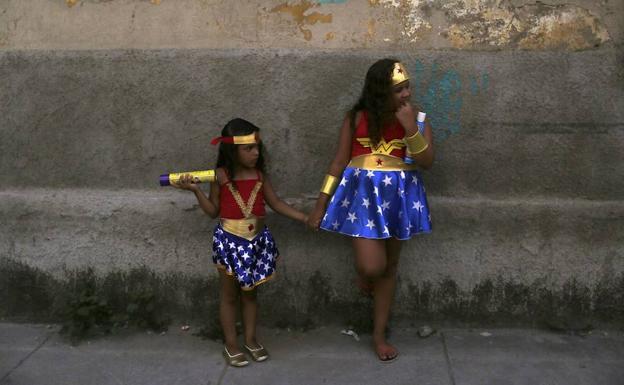 Dos niñas disfrazadas de Wonder Woman en Río de Janeiro. 