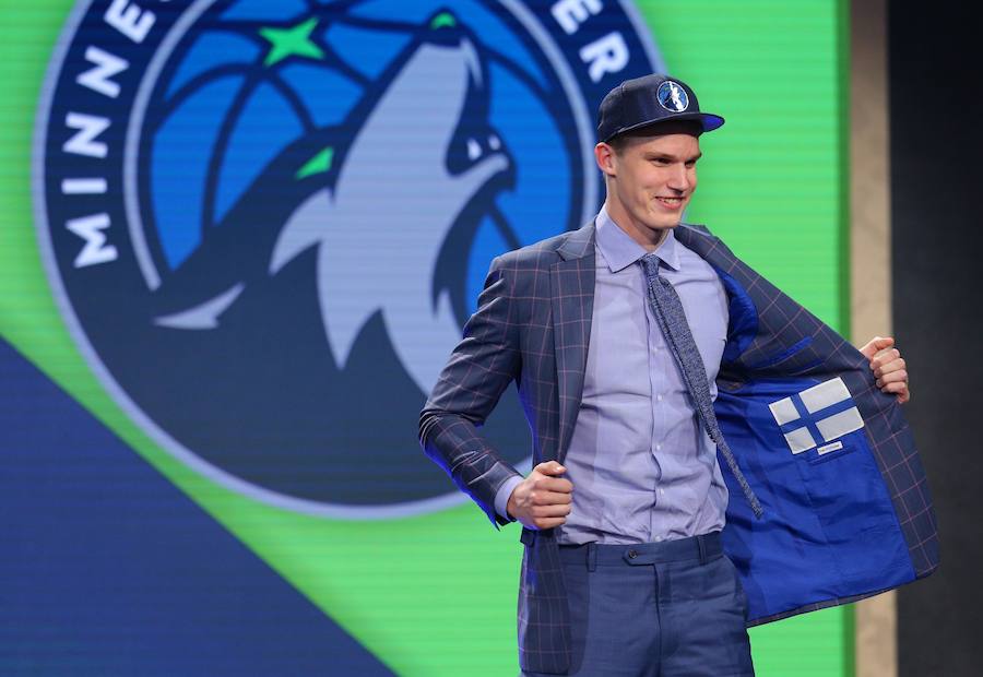 Lauri Markkanen, seleccionado con el número 7 por los Timberwolves, aunque jugará en los Bulls.