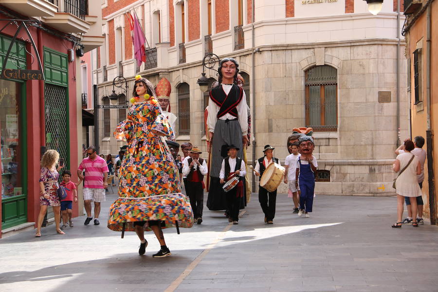 Los gigantes y cabezudos no dejan títere con cabeza