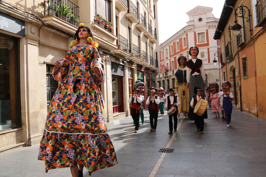 Los gigantes y cabezudos no dejan títere con cabeza