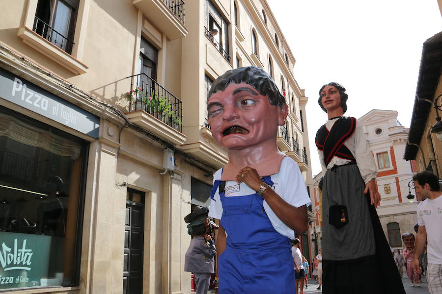 Los gigantes y cabezudos no dejan títere con cabeza