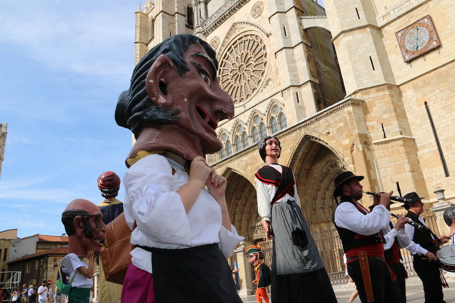 Los gigantes y cabezudos no dejan títere con cabeza