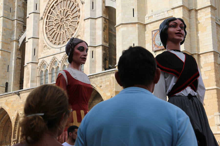 Los gigantes y cabezudos no dejan títere con cabeza