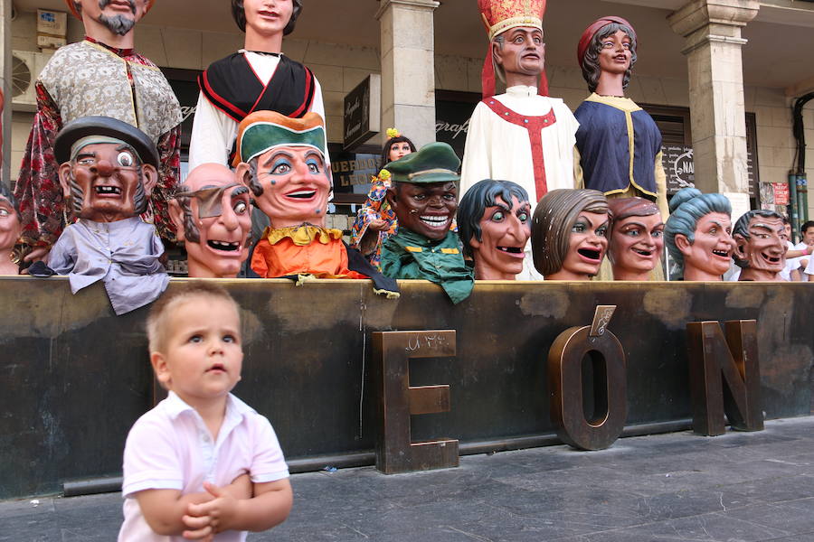 Los gigantes y cabezudos no dejan títere con cabeza