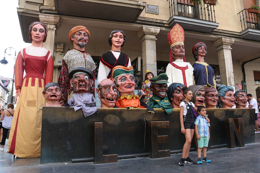 Los gigantes y cabezudos no dejan títere con cabeza
