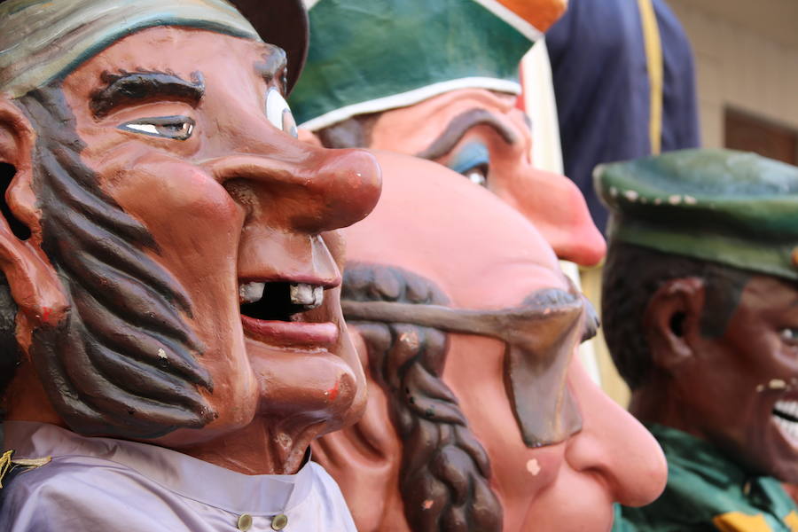 Los gigantes y cabezudos no dejan títere con cabeza