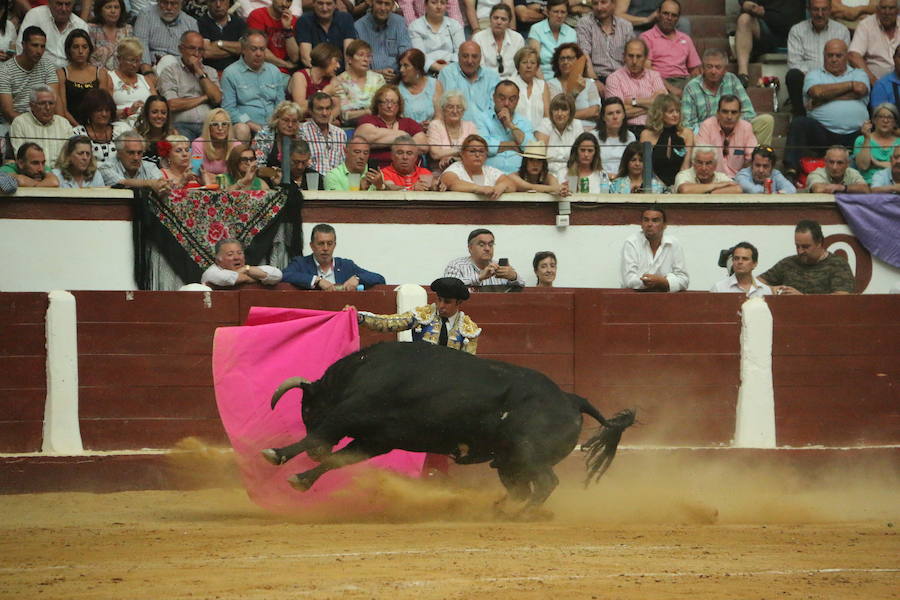 Las mejores fotos de la corrida de toros de Fiestas de San Juan y San Pedro