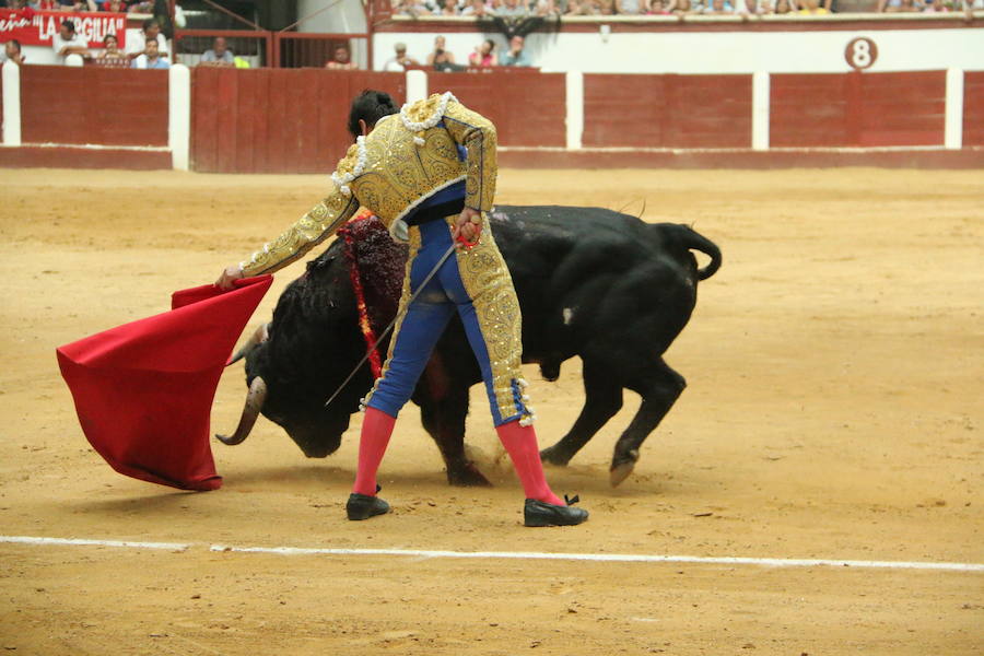 Las mejores fotos de la corrida de toros de Fiestas de San Juan y San Pedro
