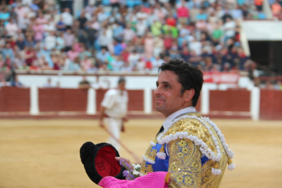 Las mejores fotos de la corrida de toros de Fiestas de San Juan y San Pedro