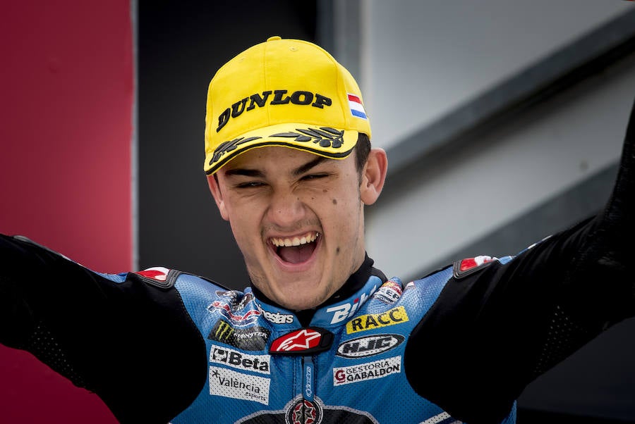 Arón Canet, eufórico tras ganar la carrera de Moto3 disputada en Assen. 