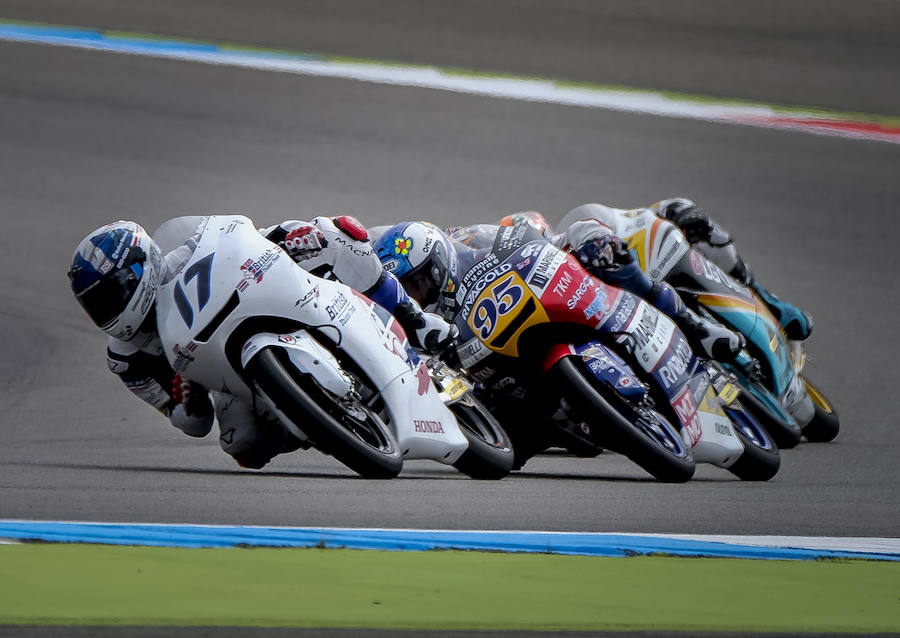 La carrera de Moto3 se resolvió en una eléctrica última vuelta. 