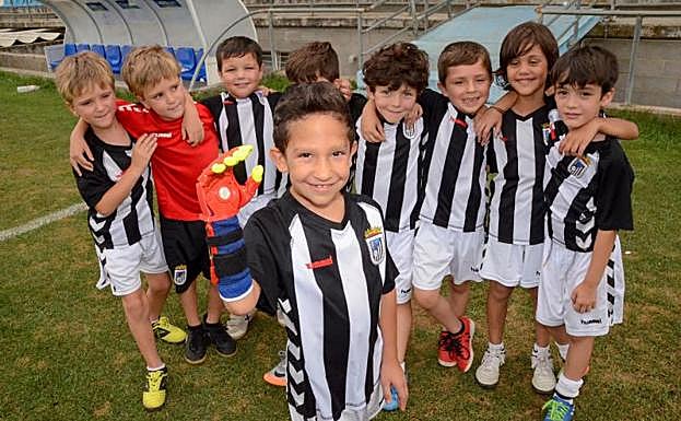 Dani presume de su mano de Iron Man junto a sus compañeros de equipo.