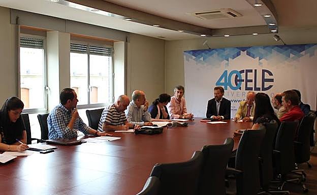 Instante de la constitución de la mesa este lunes.