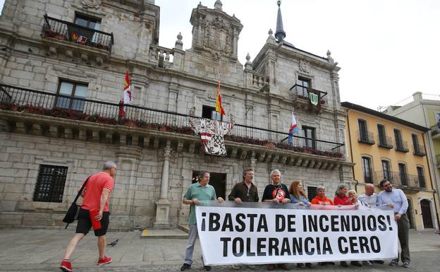 Varios manifestantes se concentran ante el ayuntamiento de Ponferrada momentos antes del inicio del pleno.