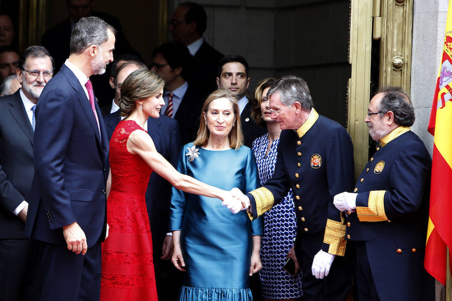 El Rey defiende en el Congreso la unidad de España y la convivencia de todos los españoles.