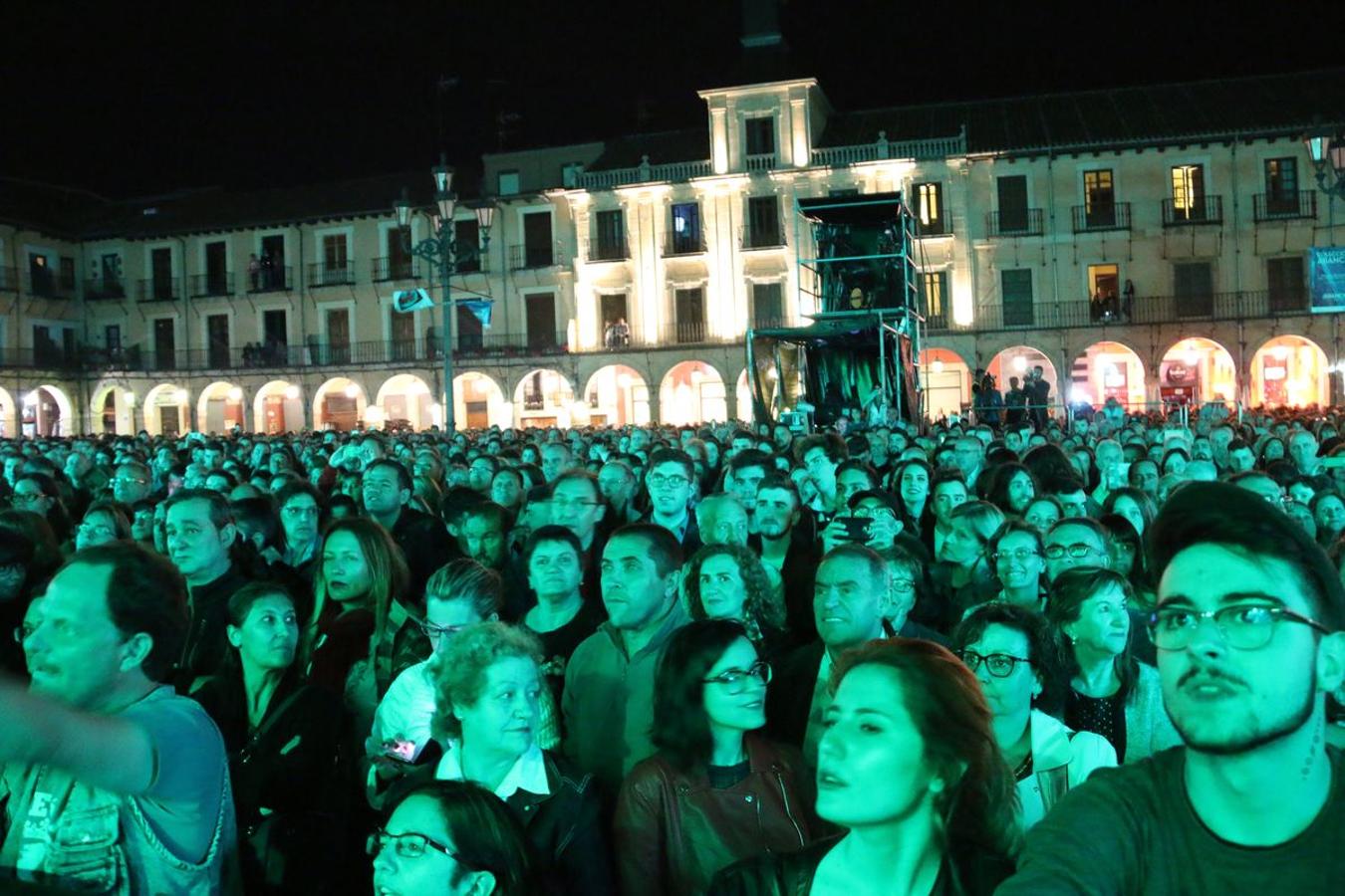 El grupo leonés vuelve a la Plaza Mayor después de 16 años con un concierto que ha hecho vibrar miles de personas.