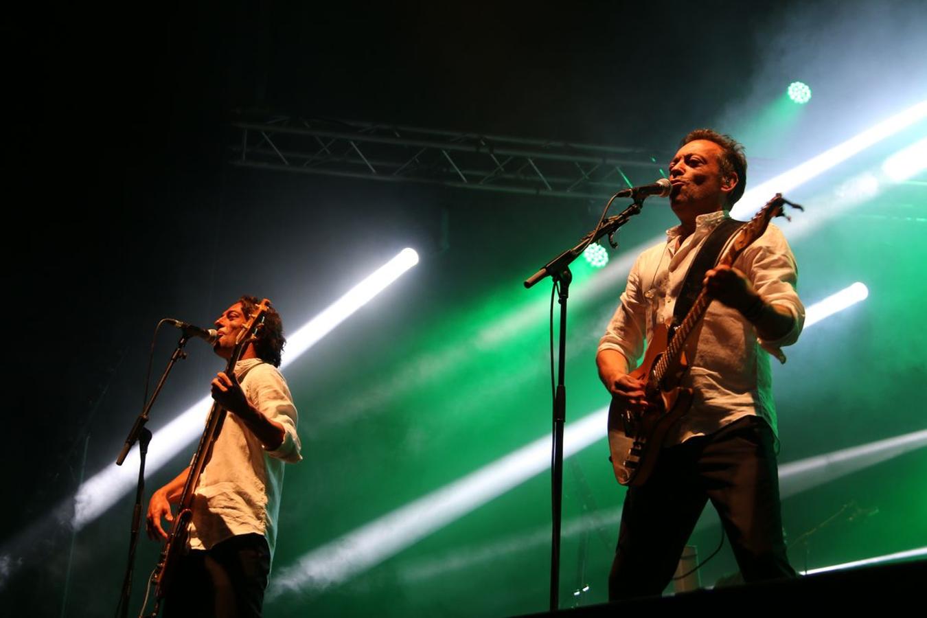 El grupo leonés vuelve a la Plaza Mayor después de 16 años con un concierto que ha hecho vibrar miles de personas.