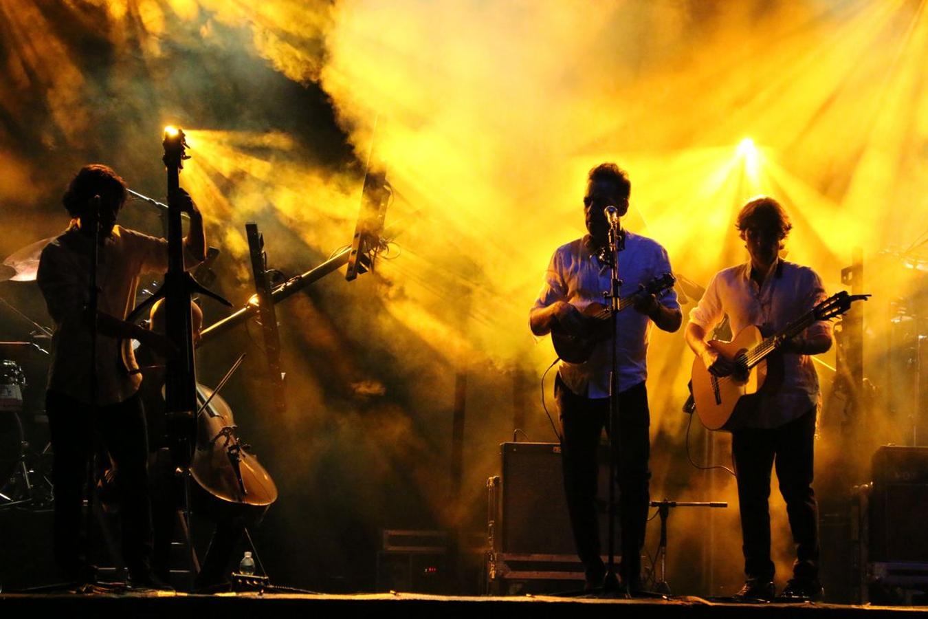 El grupo leonés vuelve a la Plaza Mayor después de 16 años con un concierto que ha hecho vibrar miles de personas.