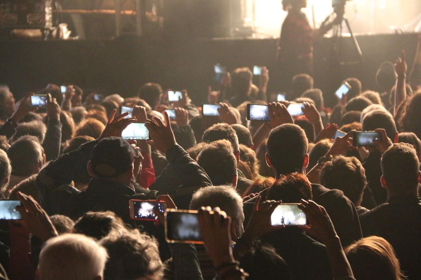 El grupo leonés vuelve a la Plaza Mayor después de 16 años con un concierto que ha hecho vibrar miles de personas.