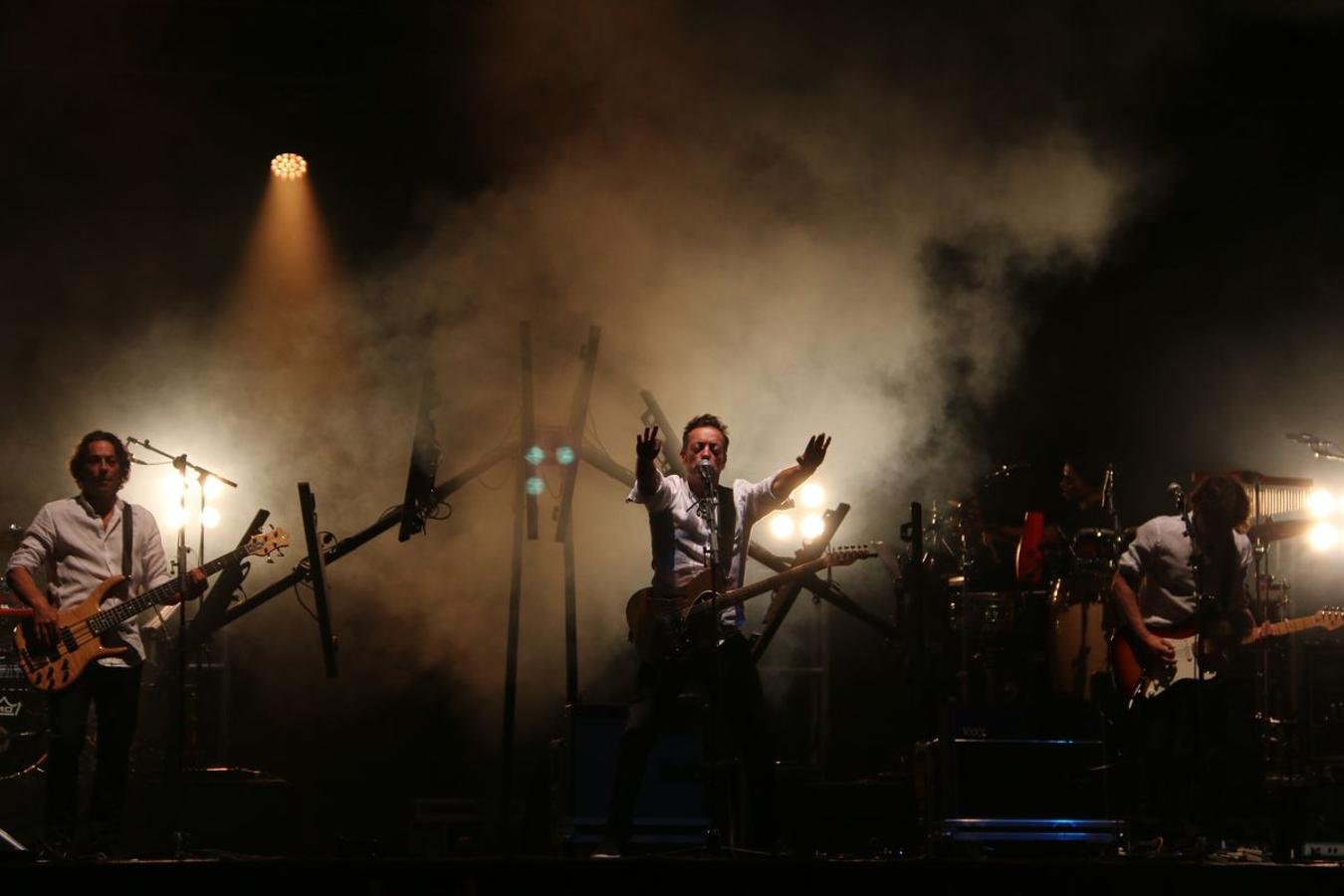 El grupo leonés vuelve a la Plaza Mayor después de 16 años con un concierto que ha hecho vibrar miles de personas.