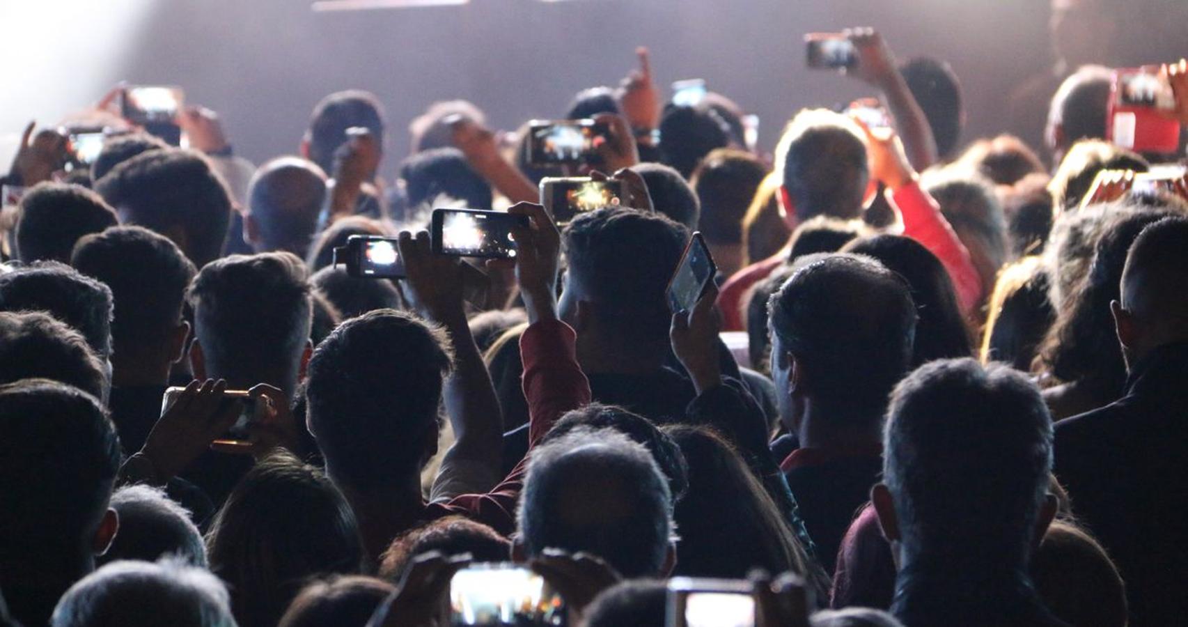 El grupo leonés vuelve a la Plaza Mayor después de 16 años con un concierto que ha hecho vibrar miles de personas.