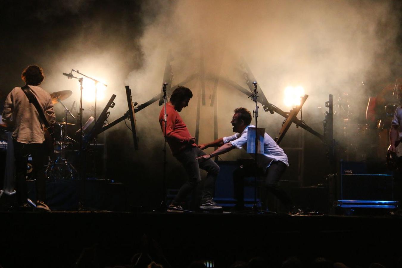 El grupo leonés vuelve a la Plaza Mayor después de 16 años con un concierto que ha hecho vibrar miles de personas.