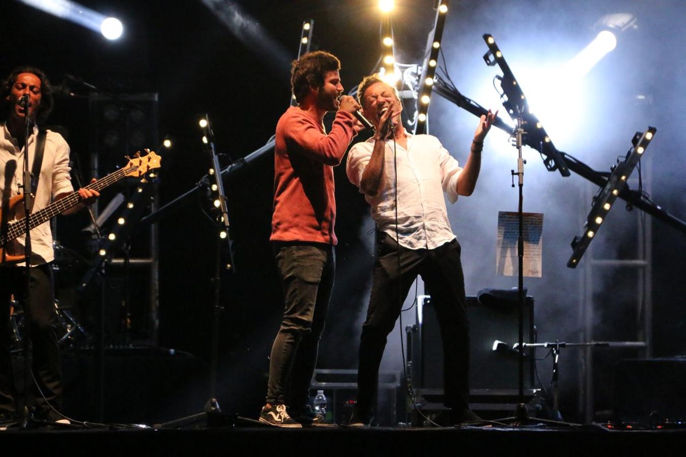 El grupo leonés vuelve a la Plaza Mayor después de 16 años con un concierto que ha hecho vibrar miles de personas.