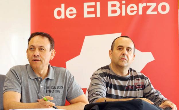 El secretario estatal de Industrias Extractivas de CCOO, Jesús Crespo (I), junto al secretario comarcal de CCOO, Ursicinio Sánchez (D).