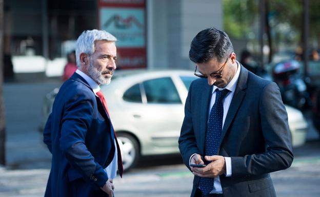 Imanol Arias y Hugo Silva en 'Despido procedente'.