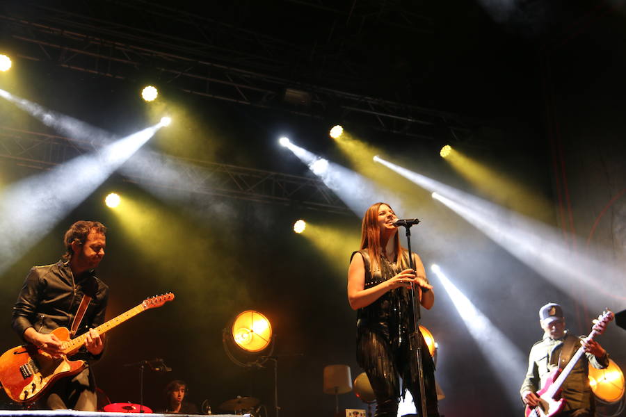 La Oreja de Van Gogh hace vibrar una abarrotada Plaza Mayor con un energético concierto con el recuerdo de las canciones de ayer y los sonidos más rompedores y cargados de optimismos de su último disco