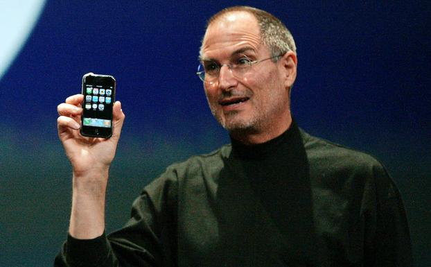 Jobs muestra el primer iPhone. 