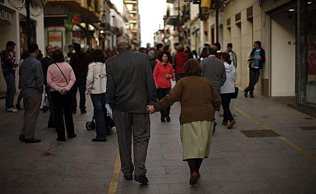 Dos pensionistas pasean por una calle de Ronda (Málaga).
