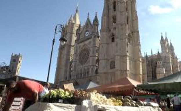 Imagen del mercado en la plaza de la Catedral. 