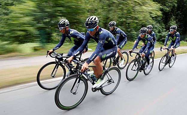 Corredores del equipo Movistar. 