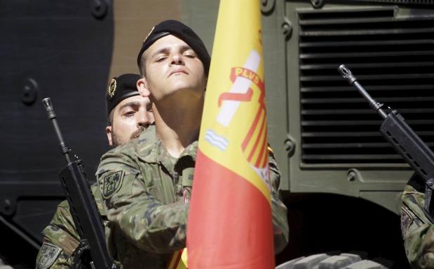 Soldados españoles participan de la ceremomia de inaguración deuna operación de la OTAN. 