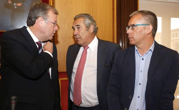 Antonio Silván, Agustín Rajoy y José María López Benito, momentos antes del pleno. 