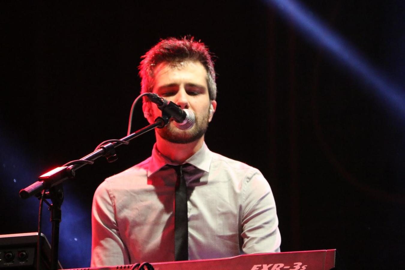 El grupo asturiano pone el broche final a los conciertos de la Plaza Mayor con un espectáculo de rock en directo y una invitación a la locura