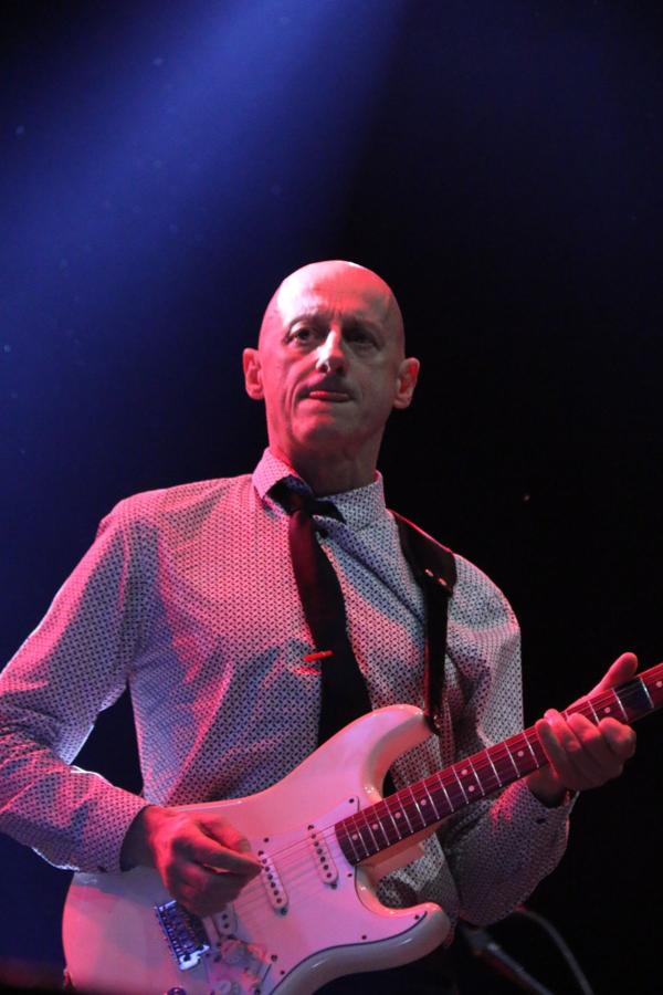 El grupo asturiano pone el broche final a los conciertos de la Plaza Mayor con un espectáculo de rock en directo y una invitación a la locura