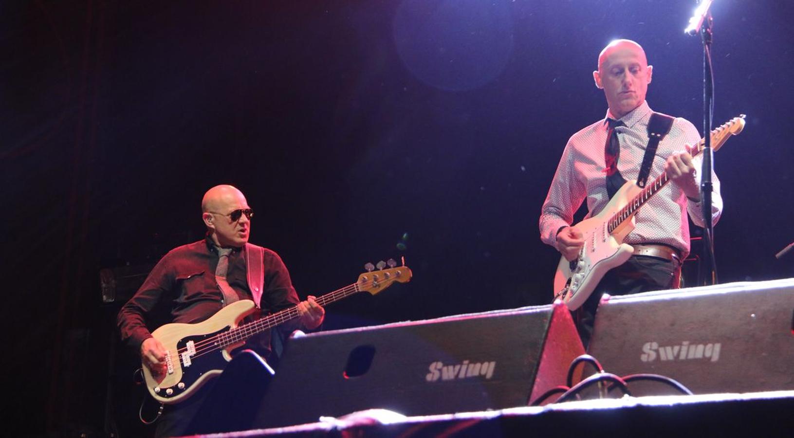 El grupo asturiano pone el broche final a los conciertos de la Plaza Mayor con un espectáculo de rock en directo y una invitación a la locura