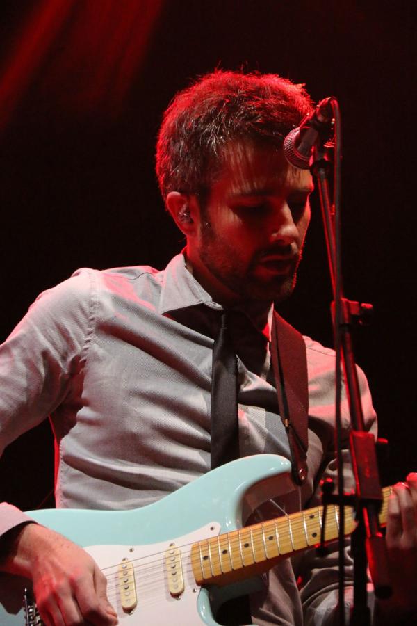 El grupo asturiano pone el broche final a los conciertos de la Plaza Mayor con un espectáculo de rock en directo y una invitación a la locura