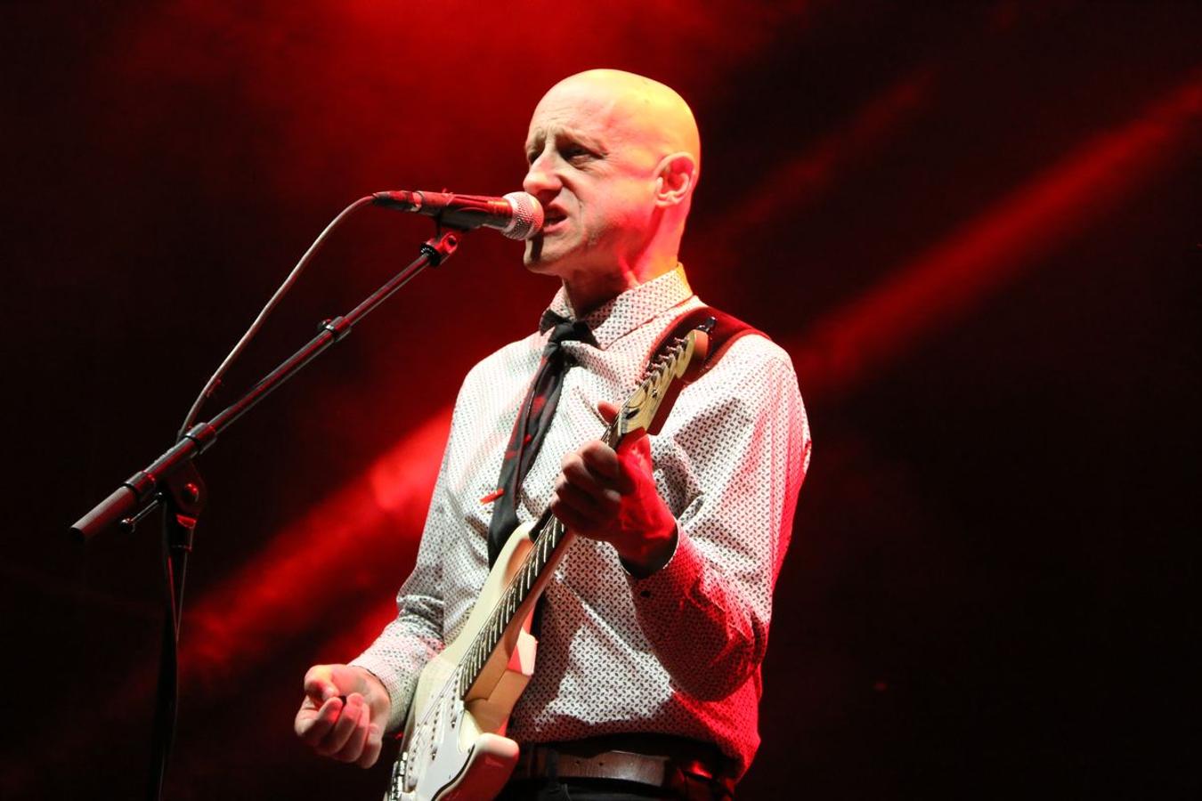 El grupo asturiano pone el broche final a los conciertos de la Plaza Mayor con un espectáculo de rock en directo y una invitación a la locura