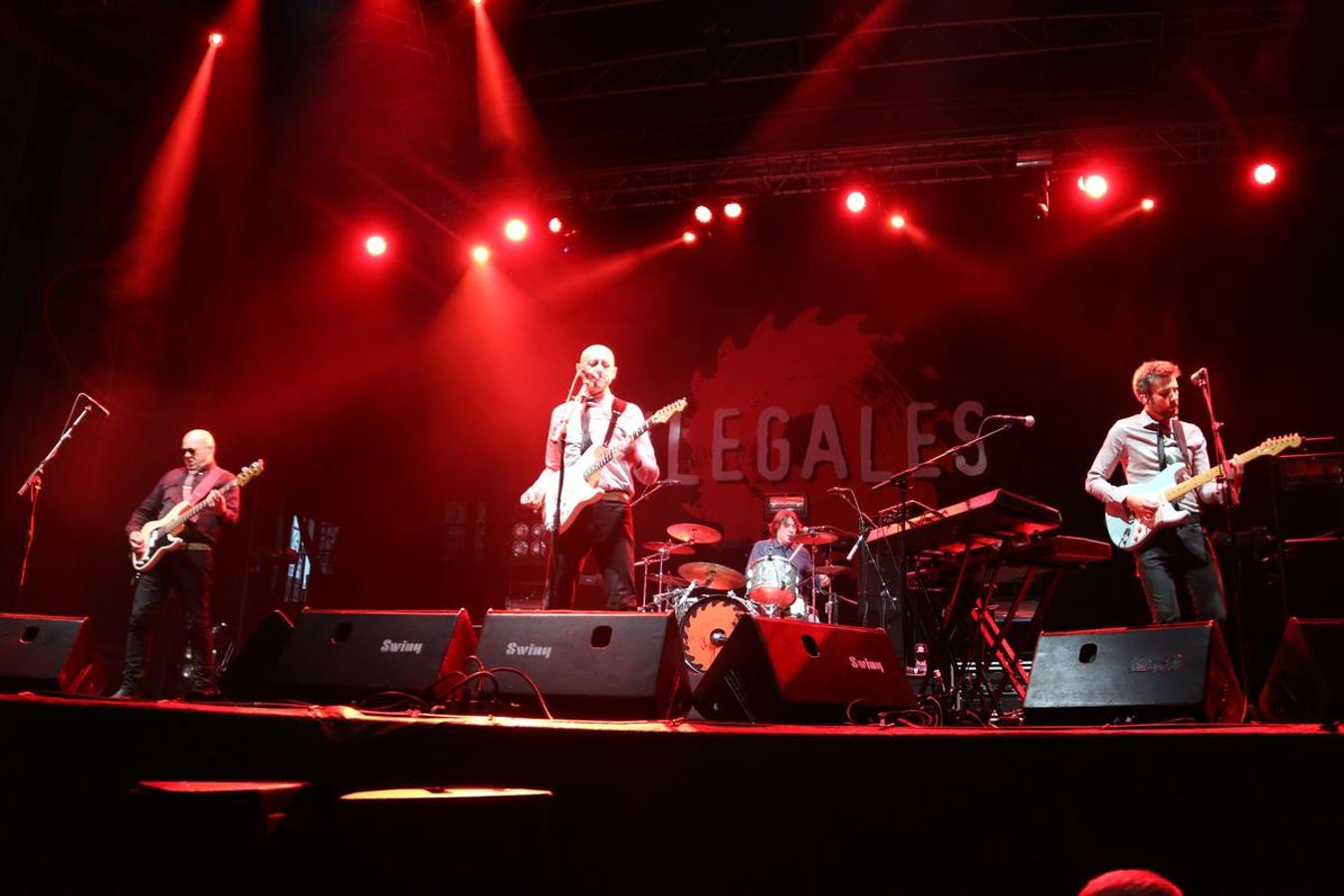 El grupo asturiano pone el broche final a los conciertos de la Plaza Mayor con un espectáculo de rock en directo y una invitación a la locura