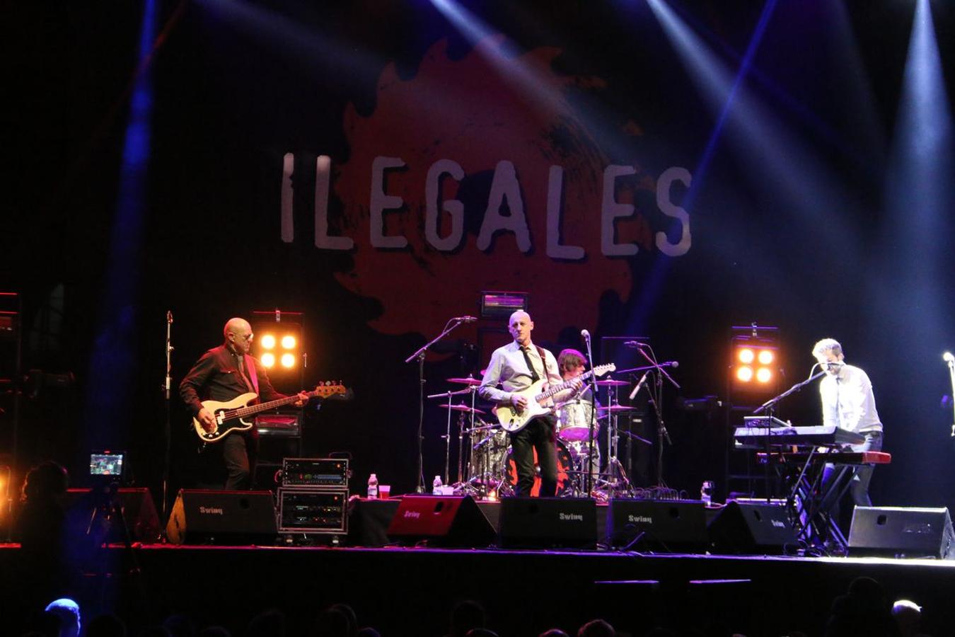 El grupo asturiano pone el broche final a los conciertos de la Plaza Mayor con un espectáculo de rock en directo y una invitación a la locura