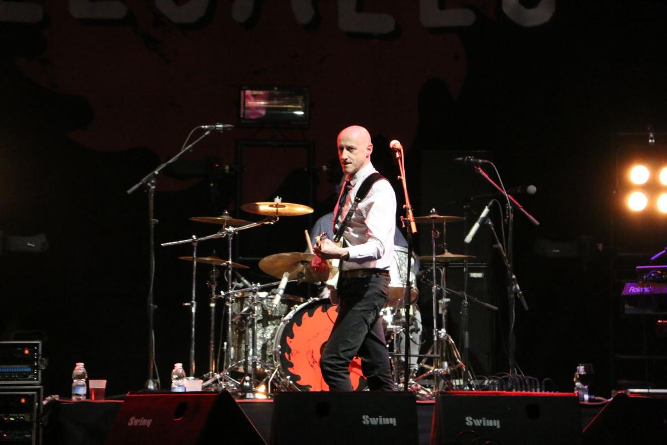 El grupo asturiano pone el broche final a los conciertos de la Plaza Mayor con un espectáculo de rock en directo y una invitación a la locura