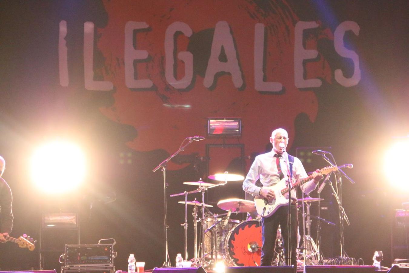 El grupo asturiano pone el broche final a los conciertos de la Plaza Mayor con un espectáculo de rock en directo y una invitación a la locura