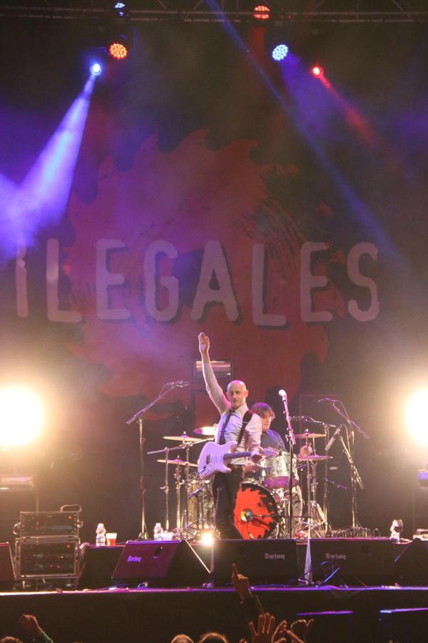 El grupo asturiano pone el broche final a los conciertos de la Plaza Mayor con un espectáculo de rock en directo y una invitación a la locura