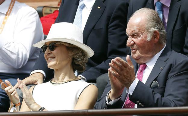 El Rey aplaude la final junto a la ministra de Agricultura, Isabel García Tejerina. 