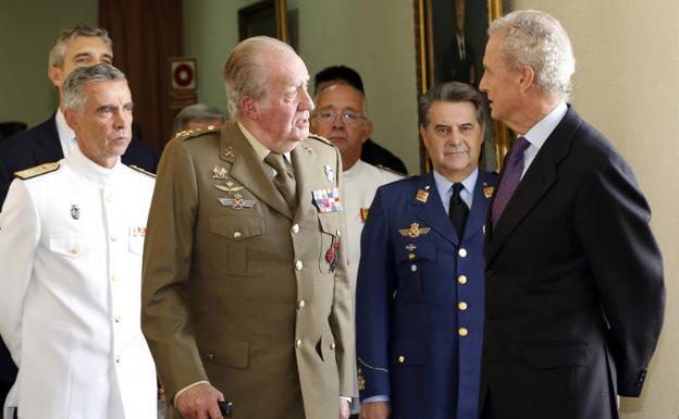 Juan Carlos conversa con el entonces ministro Pedro Morenés. 